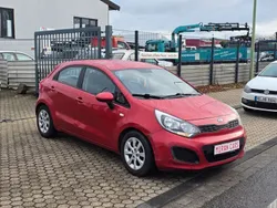 Rot Gebraucht 2014 Kia Rio FIFA World Cup Edition Limousine | 3.650 € (Fairer Preis)