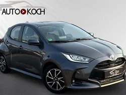Grau Gebraucht 2021 Toyota Yaris Hybrid Club Limousine | 17.989 € (Fairer Preis)