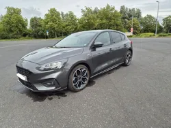 Grau Gebraucht 2018 Ford Focus ST-Line Limousine | 14.999 € (Fairer Preis)