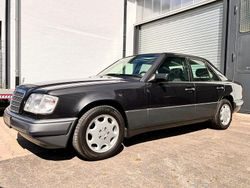 Schwarz Gebraucht 1994 Mercedes E220 Limousine | 11.950 €