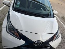 Weiß Gebraucht 2017 Toyota Aygo Kleinwagen | 5.499 € (Guter Preis)