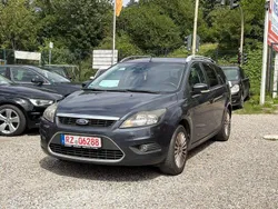 Grau Gebraucht 2010 Ford Focus Titanium Limousine | 1.999 €