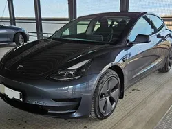 Grau Gebraucht 2022 Tesla Model 3 Limousine | 31.000 € (Etwas zu teuer)