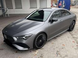 Grau Gebraucht 2024 Mercedes CLA200 AMG line Coupé | 38.000 € (Etwas zu teuer)
