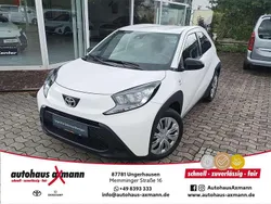 Schneeweiß Gebraucht 2024 Toyota Aygo Play Kleinwagen | 14.990 € (Guter Preis)