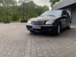 Schwarz Gebraucht 2006 Mercedes 220 Limousine | 4.150 €