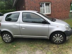 Grau Gebraucht 2002 Toyota Yaris Kleinwagen | 800 €