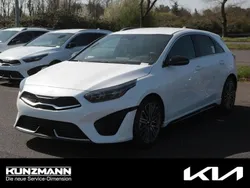 Deluxeweiß metallic Neu 2025 Kia Ceed GT-Line Limousine | 31.490 € (Fairer Preis)