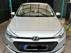 Silber Gebraucht 2015 Hyundai i20 Kleinwagen | 8.500 € (Fairer Preis)