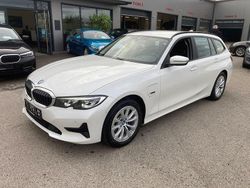 Weiß Gebraucht 2022 BMW 320e Kombi | 24.900 € (Guter Preis)