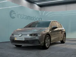 Grau Gebraucht 2024 VW Golf VIII Life Limousine | 22.800 € (Fairer Preis)