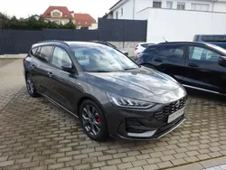 Grau Gebraucht 2023 Ford Focus ST-Line X Limousine | 27.990 € (Etwas zu teuer)