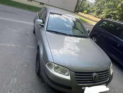 Grau Gebraucht 2004 VW Passat Kleinwagen | 750 €