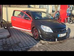 Rot Gebraucht 2005 Opel Astra GTC Coupé | 2.600 € (Teuer)