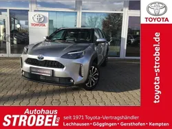 Schimmering silber metallic Neu 2025 Toyota Yaris Cross SUV | 27.880 €