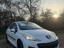 Weiß Gebraucht 2009 Peugeot 207 Filou Kleinwagen | 2.290 € (Guter Preis)
