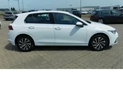 Weiß Gebraucht 2020 VW Golf VIII Style Kleinwagen | 15.000 €