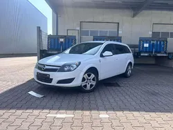 Weiß Gebraucht 2010 Opel Astra Edition Kombi | 1.500 € (Fairer Preis)