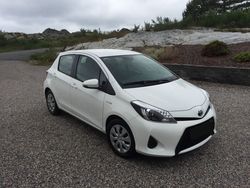 Weiß metallic Gebraucht 2013 Toyota Yaris Hybrid Life Kleinwagen | 9.430 € (Superpreis)