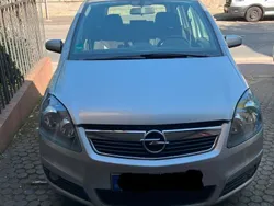 Grau Gebraucht 2005 Opel Zafira Van / Kleinbus | 5.100 € (Etwas zu teuer)