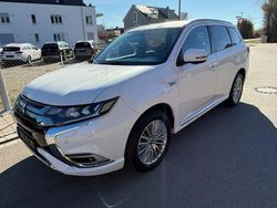 Weiß Gebraucht 2020 Mitsubishi Outlander P-HEV Plus SUV | 15.990 € (Superpreis)