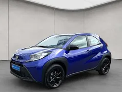 Blau Gebraucht 2024 Toyota Aygo Play Kleinwagen | 17.470 € (Fairer Preis)