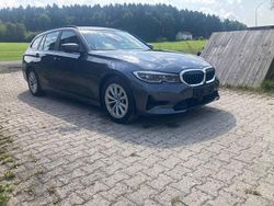 Grau Gebraucht 2021 BMW 318 Advantage Kombi | 17.999 € (Fairer Preis)