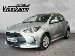 Silber Gebraucht 2023 Toyota Yaris Comfort Limousine | 15.630 € (Fairer Preis)