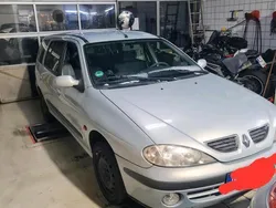 Silber Gebraucht 2001 Renault Mégane GrandTour Kombi | 2.000 €