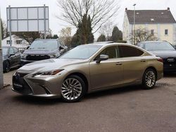 Silber Gebraucht 2019 Lexus ES300H Limousine | 39.990 € (Teuer)