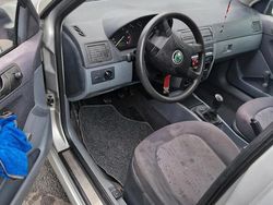Silber Gebraucht 2002 Skoda Fabia Kleinwagen | 800 € (Guter Preis)