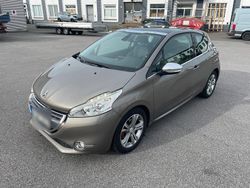 Gebraucht 2012 Peugeot 208 Allure Kleinwagen | 3.500 € (Etwas zu teuer)