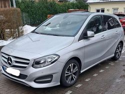 Grau Gebraucht 2016 Mercedes B200 Van / Kleinbus | 13.900 € (Fairer Preis)