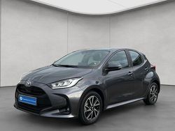 Grau Gebraucht 2022 Toyota Yaris Hybrid Team Limousine | 19.490 € (Fairer Preis)