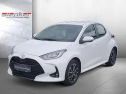 Schneeweiß Gebraucht 2023 Toyota Yaris Basis Limousine | 19.888 € (Fairer Preis)