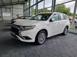 Weiss Gebraucht 2020 Mitsubishi Outlander P-HEV Spirit Limousine | 22.990 € (Fairer Preis)