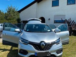 Grau Gebraucht 2021 Renault Kadjar Zen SUV | 15.700 € (Fairer Preis)