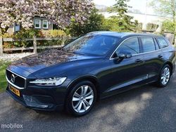 Grau Gebraucht 2019 Volvo V60 Momentum Kombi | 13.500 €