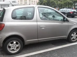Braun Gebraucht 2004 Toyota Yaris Limousine | 900 € (Superpreis)