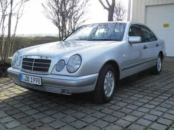Silber Gebraucht 1998 Mercedes E240 Classic Limousine | 6.500 €