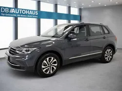 Grau Gebraucht 2022 VW Tiguan Active SUV | 32.250 € (Etwas zu teuer)