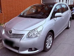 Silber Gebraucht 2011 Toyota Verso Van / Kleinbus | 5.999 €