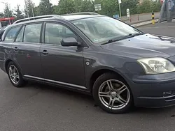 Grau Gebraucht 2005 Toyota Avensis Kombi | 1.000 €