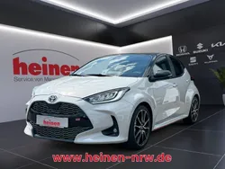 Grau Gebraucht 2023 Toyota Yaris Hybrid Sport Limousine | 23.799 € (Fairer Preis)
