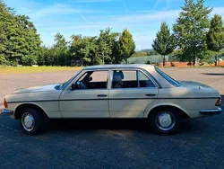 Gelb Gebraucht 1976 Mercedes 280 Limousine | 6.250 €