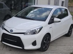 Weiß Gebraucht 2012 Toyota Yaris Hybrid Life Kleinwagen | 7.490 € (Teuer)