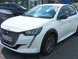 Schneeweiss Gebraucht 2024 Peugeot e-208 Allure Kleinwagen | 25.950 € (Etwas zu teuer)