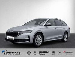 Brilliantsilber Gebraucht 2024 Skoda Octavia Kombi | 27.689 € (Superpreis)