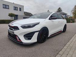Weiß Gebraucht 2022 Kia ProCeed GT Kleinwagen | 29.300 € (Etwas zu teuer)