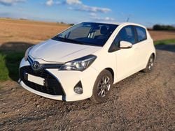 Weiß Gebraucht 2015 Toyota Yaris Comfort Limousine | 7.260 € (Fairer Preis)